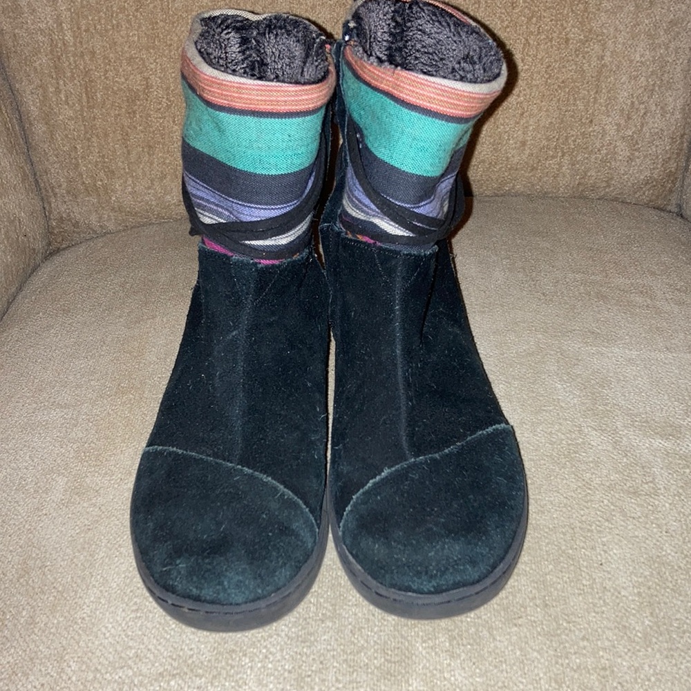 TOMS Big Kids Rubber Sole Faux Fur Lined Suede Zip up Fall Winter Boots Size 4 - Picture 4 of 12